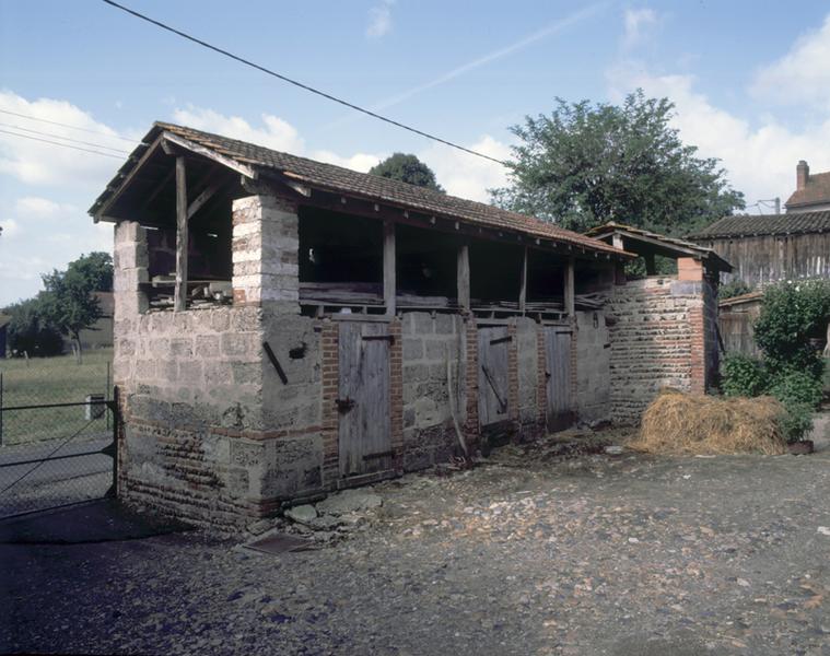 Vue générale d'un séchoir sur porcherie (Vendègre, Luzillat)