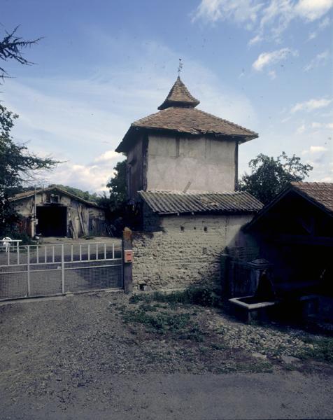 Vue générale d'un pigeonnier à pans de bois sur poteaux, avec base clôturée (La Barbine, Luzillat).
