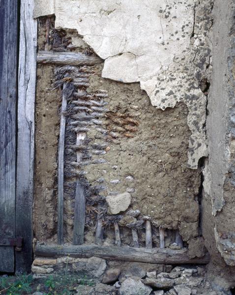 Détail d'un mur en torchis (village de Vendègre)