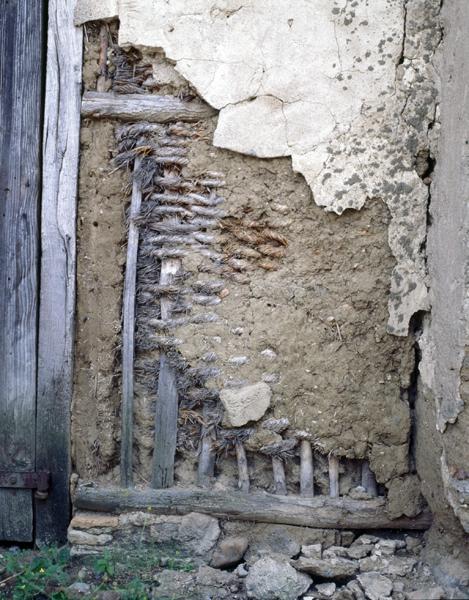 Détail d'un mur en torchis (village de Vendègre)