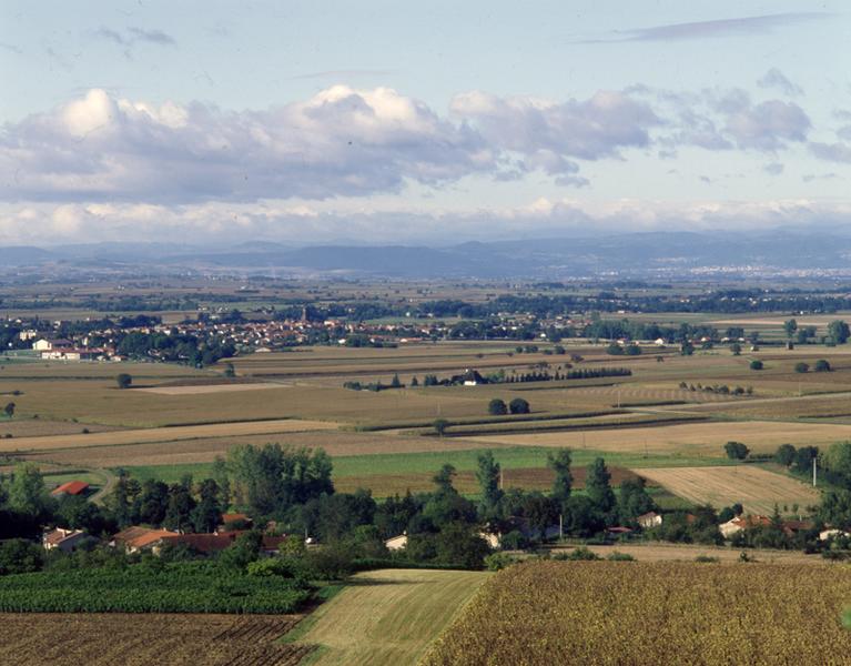 Vue générale de Vensat (au premier plan) et de Maringues (au second plan), depuis la butte de Montgacon.
