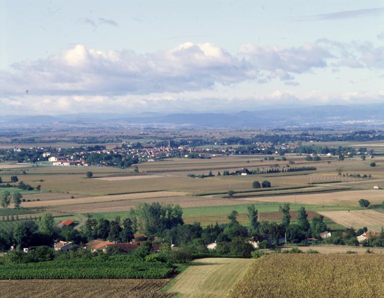 Vue générale de Vensat (au premier plan) et de Maringues (au second plan), depuis la butte de Montgacon.