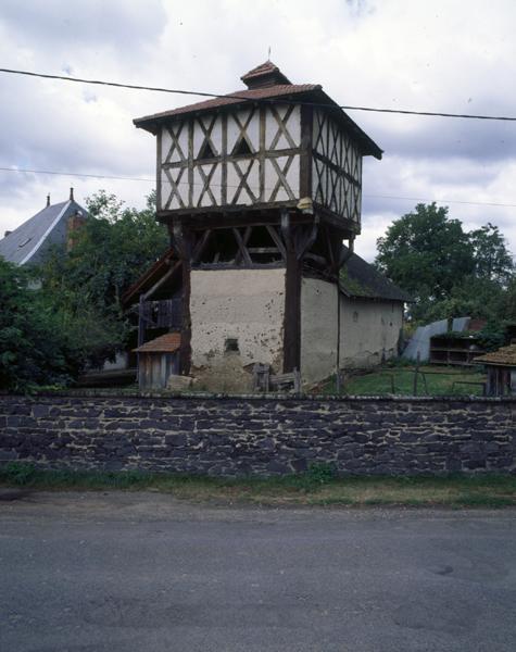 Vue générale d'un pigeonnier à pans de bois sur poteaux, avec base clôturée (Les Garmins, Luzillat).
