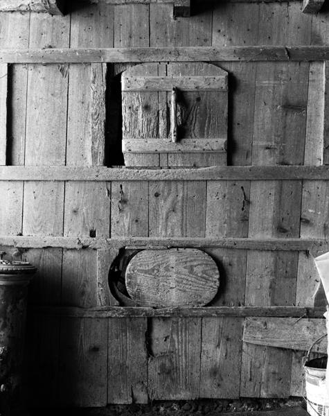 Détail de guichets d'alimentation d'une étable (Vendègre, Luzillat)