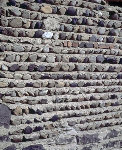 Détail d'un appareil de galets sur solin d'andésite (Pont-Picot, Maringues).