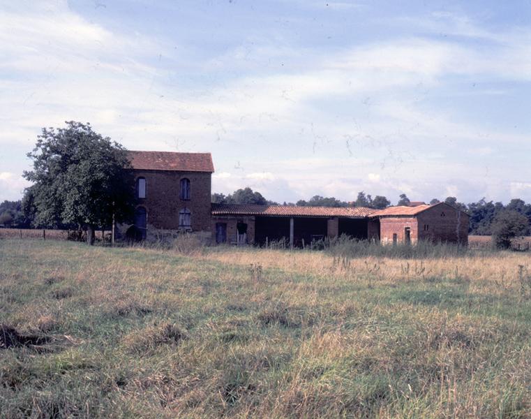 Vue générale d'une ferme en L (Sous les Chalards, Maringues)