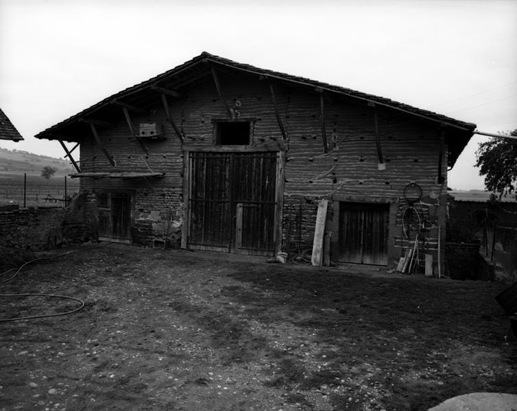 Vue générale d'une grange-étable longitudinale, avec entrées et avant-toit en mur pignon (Sanat, Maringues).