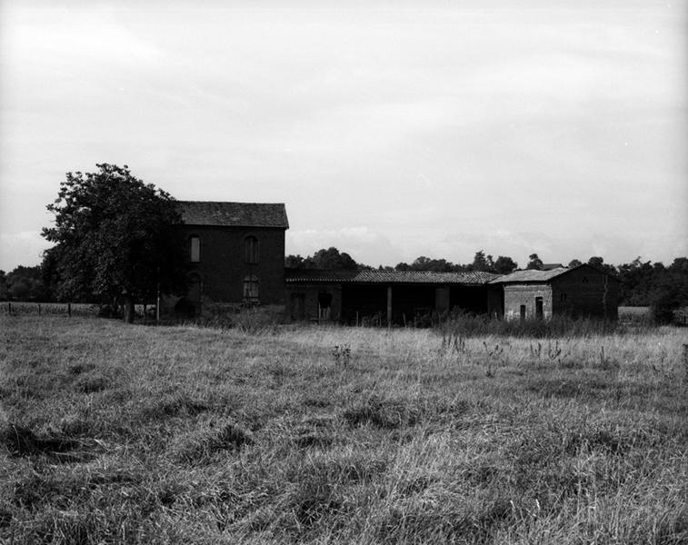 Vue générale d'une ferme en L (Sous les Chalards, Maringues)