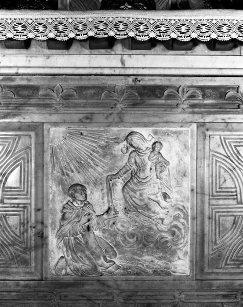 Bas-relief : saint Simon Stock recevant le scapulaire des mains de la Vierge