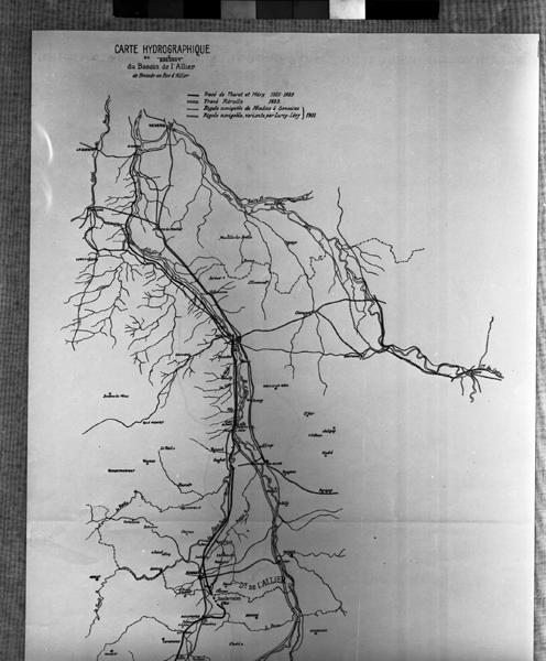 Carte hydrographique au 200 000e du bassin de l'Allier, de Brioude au Bec d'Allier [avec tracés des projets de canal latéral à l'Allier], héliogravure(?) en noir et rouge, s.n., s.d. [1901 ?], [détail].