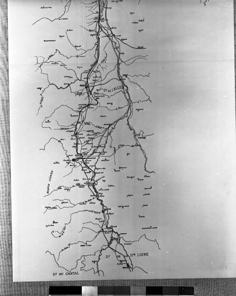 Carte hydrographique au 200 000e du bassin de l'Allier, de Brioude au Bec d'Allier [avec tracés des projets de canal latéral à l'Allier], héliogravure(?) en noir et rouge, s.n., s.d. [1901 ?], [détail].