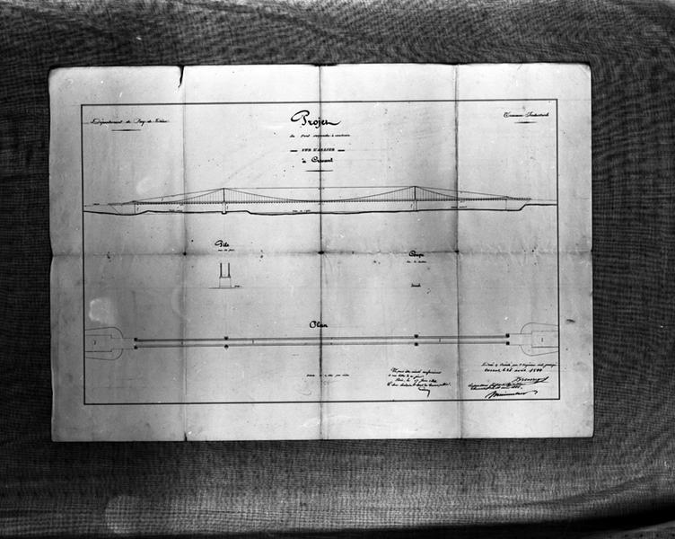 Projet du pont suspendu à construire sur l'Allier à Crevant, élévations, plan, coupe sur le tablier, dessin encre et lavis sur papier, par l'ingénieur civil Escarraguel, le 26 avril 1844.