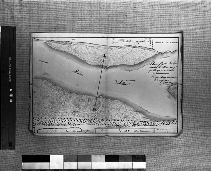 Plan figuré de la rivière d'Allier au passage de Vial [indication de l'emplacement du passage du bac après le dégel et les crues du printemps 1820], dessin au lavis, par Charles, ingénieur ordinaire des Ponts et Chaussées, 1820.