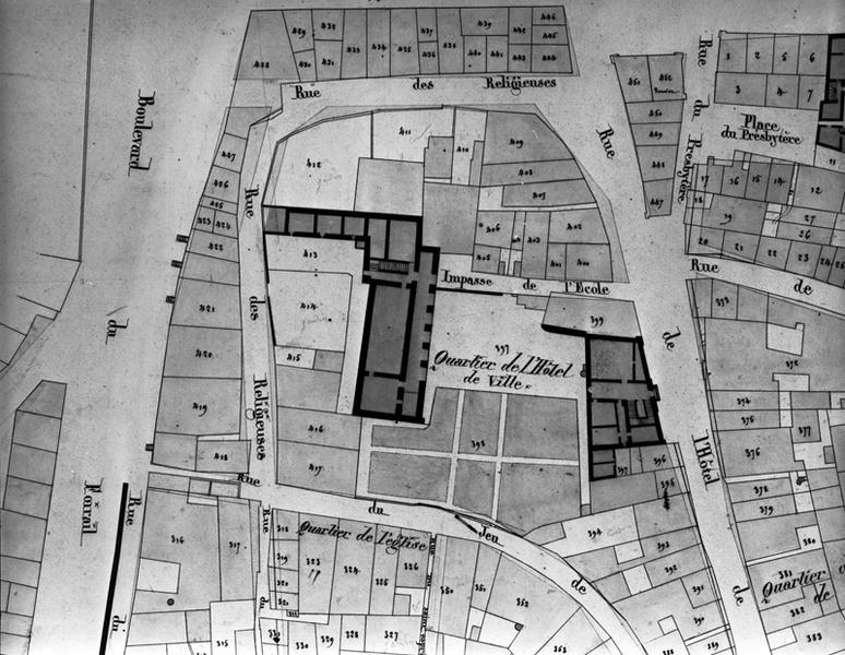 Plan d'alignement de la ville de Maringues. Section A. 1ère feuille comprenant les quartiers de l'hôtel de Ville, de la halle, Marchadial et de l'église [détail de l'hôtel de ville], dessin encre et lavis sur papier, par A. Grenier, 1843.