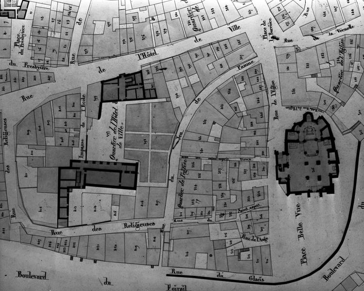 Plan d'alignement de la ville de Maringues. Section A. 1ère feuille comprenant les quartiers de l'hôtel de ville, de la halle, Marchadial et de l'église, [détail des quartiers de l'église et de l'hôtel de ville], dessin encre et lavis sur papier, par A. Grenier, 1843.