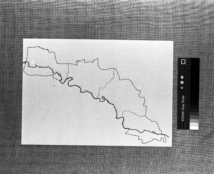Carte muette du canton de Maringues, avec le tracé des communes et de l'Allier, dessin à l'encre, par L. Lunati, 1992.