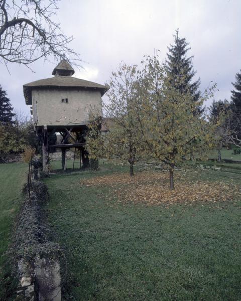 Vue générale d'un pigeonnier à pans de bois sur poteaux (Villeret, Luzillat).