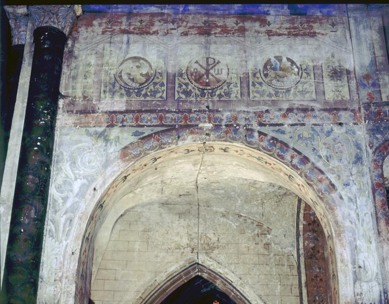 Vue partielle des peintures murales du choeur : symboles des évangélistes Jean et Marc.