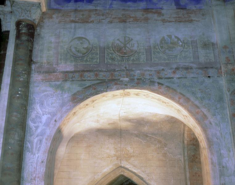 Vue partielle des peintures murales du choeur : symboles des évangélistes Jean et Marc.