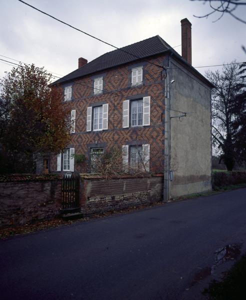 Vue générale d'un logis de ferme à élévation en briques polychromes (Demolles, Luzillat).