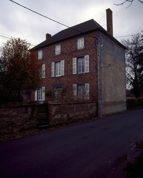 Vue générale d'un logis de ferme à élévation en briques polychromes (Demolles, Luzillat).