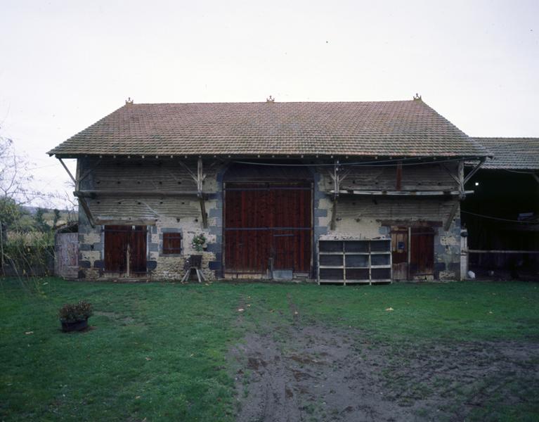 Vue générale de la grange-étable depuis la cour
