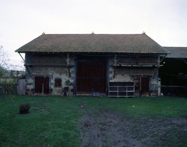 Vue générale de la grange-étable depuis la cour