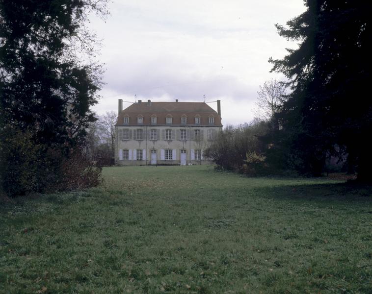 Vue générale du château depuis le parc