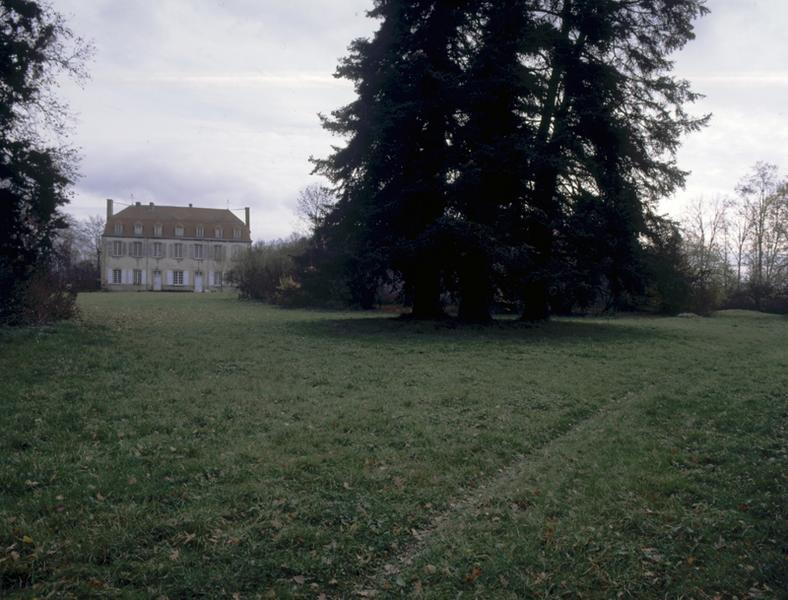 Vue générale du château depuis le parc