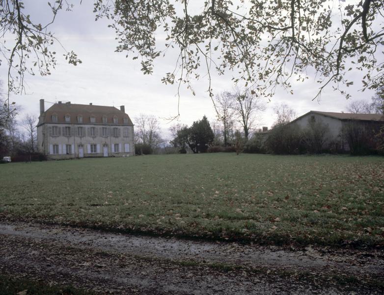 Vue générale du château et des dépendances depuis l'allée