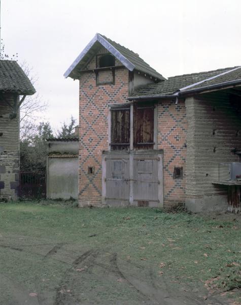 Vue générale d'un pigeonnier sur porcheries (Luzillat, village)