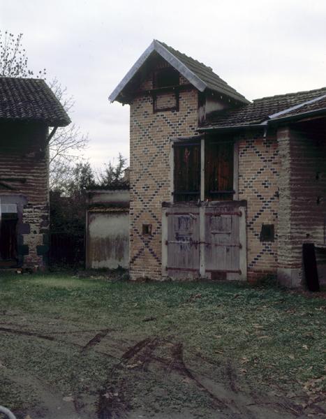 Vue générale d'un pigeonnier sur porcheries (Luzillat, village)