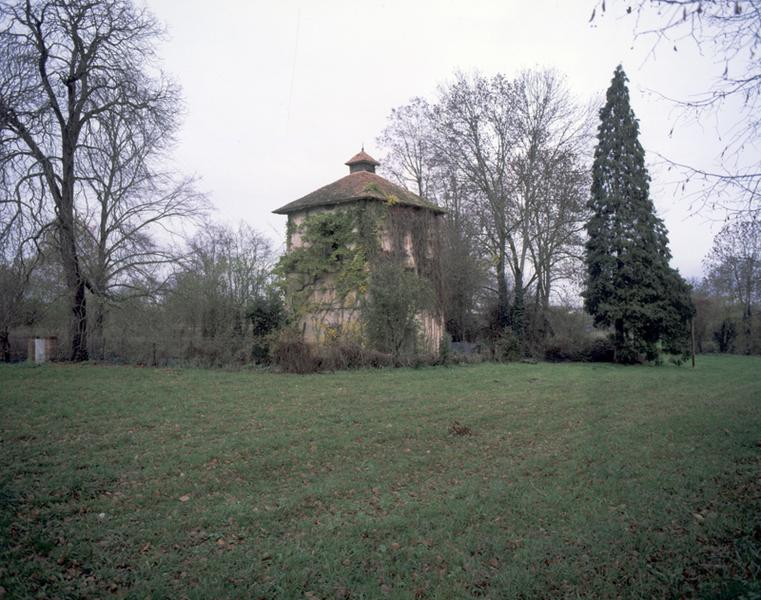 Vue générale du pigeonnier depuis le parc