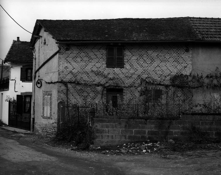 Vue générale d'un pigeonnier à pans de bois sur poteaux (Villeret, Luzillat).