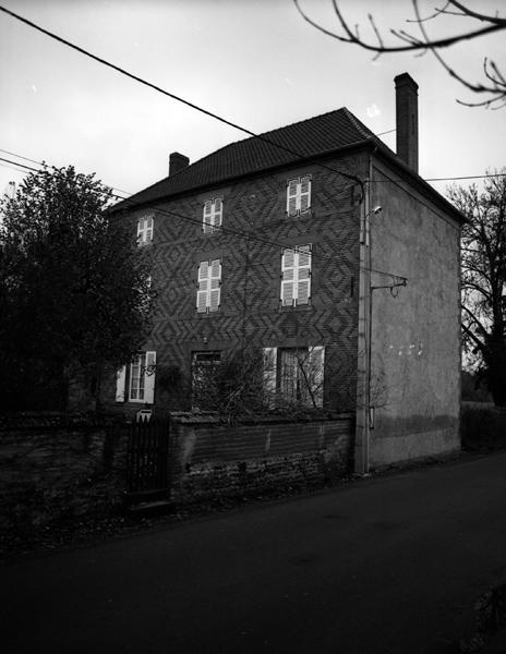 Vue générale d'un logis de ferme à élévation en briques polychromes (Demolles, Luzillat).