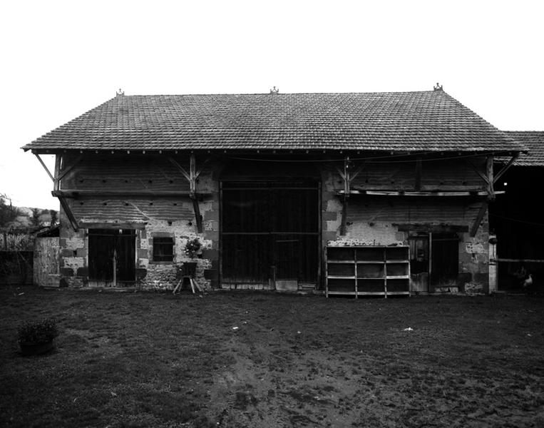 Vue générale de la grange-étable depuis la cour