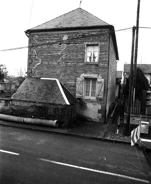 Vue de l'élévation latérale sur rue du logis de ferme