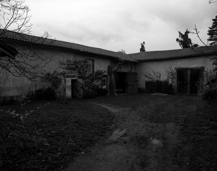 Vue générale des dépendances : grange-étable, remise à voitures et étable à chevaux.