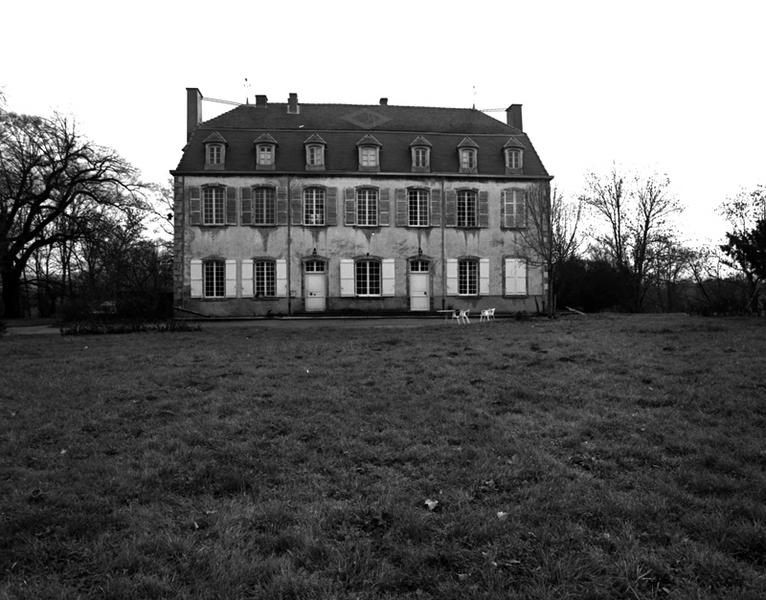 Vue générale de l'élévation principale du château