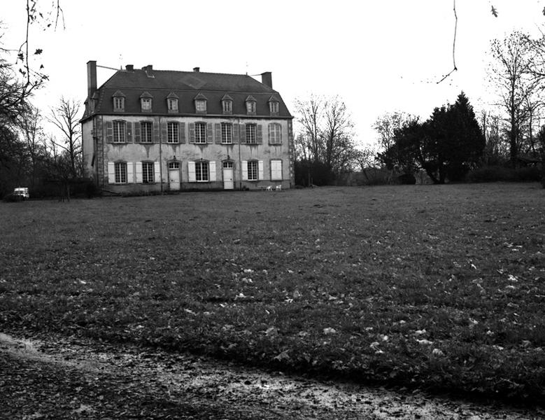 Vue générale de l'élévation principale du château