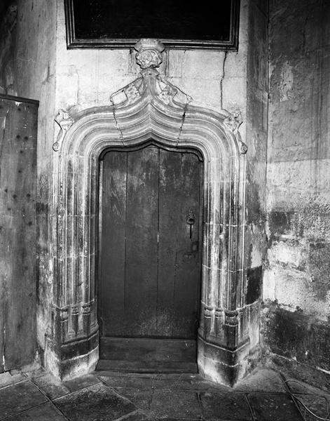 Vue de la porte d'accès à la tour d'escalier du clocher