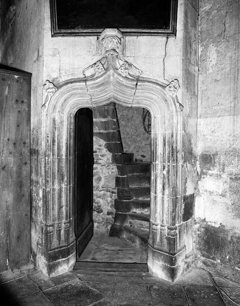 Vue de la porte d'accès et de l'escalier du clocher