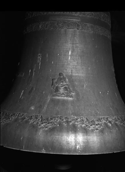 'Cloche 2, face postérieure, détail : inscription, FONDERIES DE F & A CAUSARD A COLMAR, et frise de fleurs et de fruits sur le vase supérieur ; décor de la faussure : Vierge de pitié, frise de liseron'