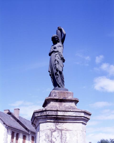 Vue de face de la statue