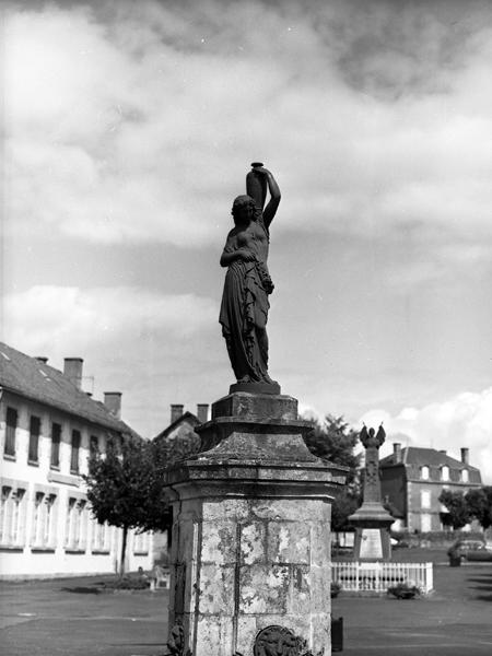 Vue de face de la statue