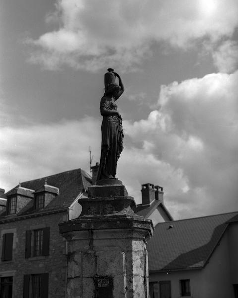 Vue de profil de la statue