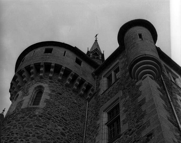 Détail : machicoulis couronnant la tour de la chapelle et tourelle