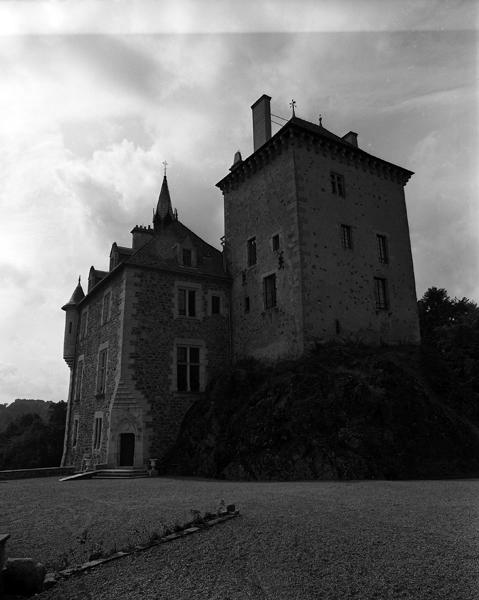 Elévations sud et est de la tour du XVe siècle et château du XIXe siècle.