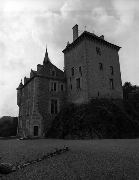 Elévations sud et est de la tour du XVe siècle et château du XIXe siècle.