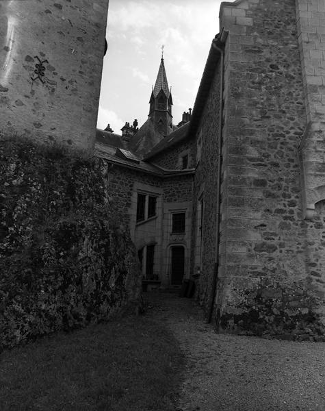 Jonction entre la tour du XVe siècle et le château du XIXe siècle